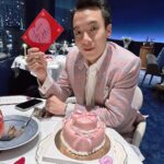 Pitchanart Sakakorn Instagram - Happy Vday ♥️🫶🏻 #ก็ว่าจะไม่รัก Blue by Alain Ducasse