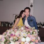 Pitchanart Sakakorn Instagram - Happy Birthday Hubby!♥️🎂🫶🏻 ปีนี้มีเรื่องเล่า เรา2 คนเหมือนคนแก่เลย เมื่อวานซืน บิ๊กปวดท้องมาก อาหารเป็นพิษ จะพาไปหาหมอก็ไม่ยอมไป บอกว่าดึกแล้ว พรุ่งนี้ค่อยไปถ้าไม่หาย ส่วนเมย์คัดจมูกมาก จามแรงตอน5 ทุ่ม (น่าจะแรงที่สุดในชีวิต) จามทีเดียวเหมือนไฟช๊อตที่เอวบั้นท้าย ลุกขึ้นยืนตรงไม่ได้ปวดร้าวเหมือนคนพิการ งงมาก เจ็บสุดๆ แต่อดทนนอนต่อเพราะดึกแล้ว ตื่นเช้ามา บิ๊กบอกว่าหายปวดท้องแล้ว แต่จะพาเมย์ไปหาหมอ โทรนัดหมอแต่เช้าแล้วก็พาไป หมอบอกว่ากล้ามเนื้อข้างในบริเวณนั้นอักเสบ น่าจะมาจากการจาม หรือไอแรงๆ แล้วกล้ามนั้นเกิดอาการเกร็งตัวฉับพลัน และน่าจะมีเส้นบางเส้นข้างในพันกันเป็นปมอยู่ ขอเอาเข็มเข้าไปเขี่ย 😣😣😣เอาจริงๆคือกลัวมาก แต่ก็ปวดมากไม่ไหวแล้ว วินาทีที่หมอเอาเข็มจิ้มทะลุไปเขี่ยกล้ามเนื้อเส้นเอ็นที่อยู่ข้างในแถวๆหมอนรองกระดูกนั้น อยากร้องไห้เลย แต่นึกถึงวันแต่งที่บิ๊กบอกว่า จะดูแลเมย์ให้ดีกว่าที่เมย์ดูแลตัวเอง มันก็ทำให้ใจชื้น โอเค ลองดูก็ได้ ในที่สุดหมอก็เขี่ยสำเร็จ😂😂 ตกเย็นเลยมีแรงพากันไปดินเนอร์ฉลองวันเกิด สรุปตอนนี้ก็ยังไม่หาย แต่ก็ดีขึ้นมาก ขอบคุณ คุณสามีมากที่ดูแลเป็นอย่างดี 😬😬😬 วันเกิดปีนี้ก็ขอให้บิ๊กมีความสุขมากๆ เป็นที่รักของเพื่อนๆและที่ทำงาน สุขภาพแข็งแรง ประสบความสำเร็จในทุกอย่างที่ตั้งใจไว้ ส่วนเมย์ก็จะพยายามน่ารักในทุกวัน เป็นภรรยาที่ดี อยู่ข้างๆและเป็นกำลังใจให้เสมอในทุกเรื่องนะคะ i love u the most! ♥️🎂🫶🏻 #ก็ว่าจะไม่รัก Thaan