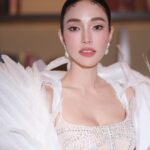 Pitchanart Sakakorn Instagram - #ก็ว่าจะไม่รัก 💄 @pom_vinij 👩🏻 @katemossholiday 👗 @narong_official @oatcouture_dresses @pronovias 💎 @gemsgalleryofficial @theanyamanee @pavony_gems 📸 @tachpasit @bluezuriphoto