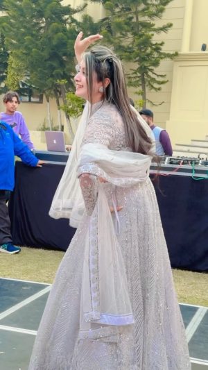 Piyanka Mongia Instagram - How’s My Dress?😉 Dress By- @roopsareesadan