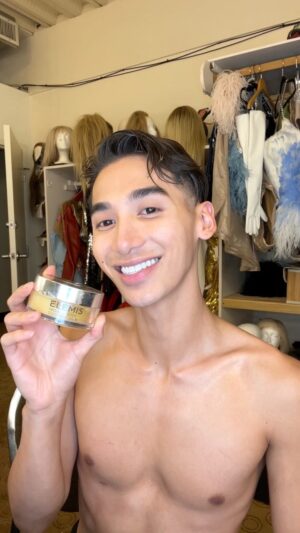 Plastique Tiara Instagram - Been obsessing over this collagen cleansing balm from @elemis for months! It’s like a 2 in 1 mask/cleanser to keep my skin healthy, cleansed and nourished all at the same time 🤍 #elemispartner