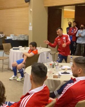 Pollo Castillo Instagram - mamá conocí al gary

@gary_medel17 @adidascl