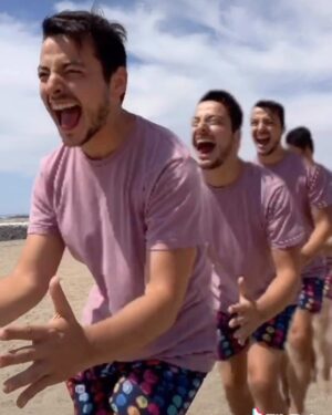Pollo Castillo Instagram - con los cabros en la playa