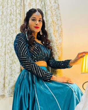 Poonam Dubey Instagram - ढूँढो ख़ुशी पहले ख़ुद के अंदर , दुनिया में ग़म तो तमाम मिलेंगे। 
दर्द में जो शामिल हो वही सच्चा यार, महफ़िल में तो दोस्त हज़ार मिलेंगे॥ ….. #poonamdubey #thoughtoftheday #stayblessed #staypositive 🫶😘🤗❤️🧿