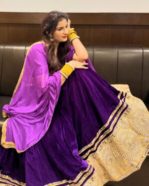 Poonam Dubey Instagram - मुझे समझ नहीं आ रहा था कौन सी तस्वीर सब से अच्छी है इसलिए सब post कर रही हूँ। आप लोग बताओ? 
😍😍😍😍😍😍 
.
.
.
.
.
#ootd #purple💜 #love #lookoftheday #indianattire #poonamdubey