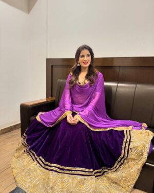 Poonam Dubey Instagram - मुझे समझ नहीं आ रहा था कौन सी तस्वीर सब से अच्छी है इसलिए सब post कर रही हूँ। आप लोग बताओ? 
😍😍😍😍😍😍 
.
.
.
.
.
#ootd #purple💜 #love #lookoftheday #indianattire #poonamdubey