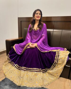 Poonam Dubey Instagram - मुझे समझ नहीं आ रहा था कौन सी तस्वीर सब से अच्छी है इसलिए सब post कर रही हूँ। आप लोग बताओ? 
😍😍😍😍😍😍 
.
.
.
.
.
#ootd #purple💜 #love #lookoftheday #indianattire #poonamdubey