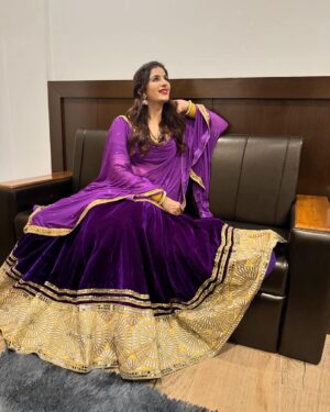 Poonam Dubey Instagram - मुझे समझ नहीं आ रहा था कौन सी तस्वीर सब से अच्छी है इसलिए सब post कर रही हूँ। आप लोग बताओ? 
😍😍😍😍😍😍 
.
.
.
.
.
#ootd #purple💜 #love #lookoftheday #indianattire #poonamdubey