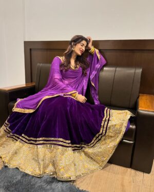 Poonam Dubey Instagram - मुझे समझ नहीं आ रहा था कौन सी तस्वीर सब से अच्छी है इसलिए सब post कर रही हूँ। आप लोग बताओ? 
😍😍😍😍😍😍 
.
.
.
.
.
#ootd #purple💜 #love #lookoftheday #indianattire #poonamdubey
