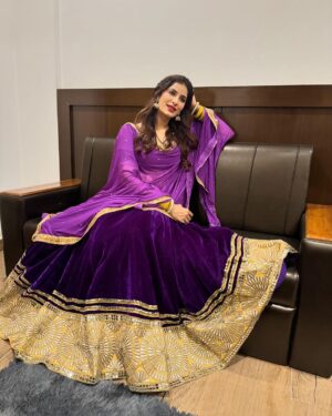 Poonam Dubey Instagram - मुझे समझ नहीं आ रहा था कौन सी तस्वीर सब से अच्छी है इसलिए सब post कर रही हूँ। आप लोग बताओ? 
😍😍😍😍😍😍 
.
.
.
.
.
#ootd #purple💜 #love #lookoftheday #indianattire #poonamdubey