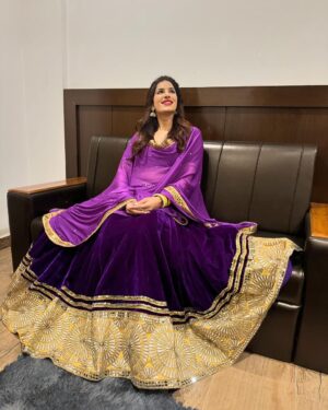 Poonam Dubey Instagram - मुझे समझ नहीं आ रहा था कौन सी तस्वीर सब से अच्छी है इसलिए सब post कर रही हूँ। आप लोग बताओ? 
😍😍😍😍😍😍 
.
.
.
.
.
#ootd #purple💜 #love #lookoftheday #indianattire #poonamdubey
