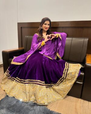 Poonam Dubey Instagram - मुझे समझ नहीं आ रहा था कौन सी तस्वीर सब से अच्छी है इसलिए सब post कर रही हूँ। आप लोग बताओ? 
😍😍😍😍😍😍 
.
.
.
.
.
#ootd #purple💜 #love #lookoftheday #indianattire #poonamdubey