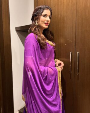 Poonam Dubey Instagram - मुझे समझ नहीं आ रहा था कौन सी तस्वीर सब से अच्छी है इसलिए सब post कर रही हूँ। आप लोग बताओ? 
😍😍😍😍😍😍 
.
.
.
.
.
#ootd #purple💜 #love #lookoftheday #indianattire #poonamdubey
