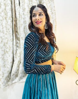 Poonam Dubey Instagram - ढूँढो ख़ुशी पहले ख़ुद के अंदर , दुनिया में ग़म तो तमाम मिलेंगे। 
दर्द में जो शामिल हो वही सच्चा यार, महफ़िल में तो दोस्त हज़ार मिलेंगे॥ ….. #poonamdubey #thoughtoftheday #stayblessed #staypositive 🫶😘🤗❤️🧿