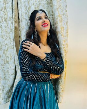 Poonam Dubey Instagram - ढूँढो ख़ुशी पहले ख़ुद के अंदर , दुनिया में ग़म तो तमाम मिलेंगे। 
दर्द में जो शामिल हो वही सच्चा यार, महफ़िल में तो दोस्त हज़ार मिलेंगे॥ ….. #poonamdubey #thoughtoftheday #stayblessed #staypositive 🫶😘🤗❤️🧿