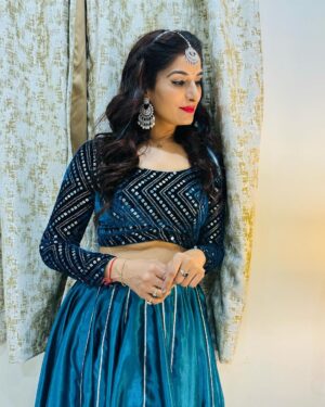 Poonam Dubey Instagram - ढूँढो ख़ुशी पहले ख़ुद के अंदर , दुनिया में ग़म तो तमाम मिलेंगे। 
दर्द में जो शामिल हो वही सच्चा यार, महफ़िल में तो दोस्त हज़ार मिलेंगे॥ ….. #poonamdubey #thoughtoftheday #stayblessed #staypositive 🫶😘🤗❤️🧿