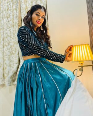 Poonam Dubey Instagram - ढूँढो ख़ुशी पहले ख़ुद के अंदर , दुनिया में ग़म तो तमाम मिलेंगे। 
दर्द में जो शामिल हो वही सच्चा यार, महफ़िल में तो दोस्त हज़ार मिलेंगे॥ ….. #poonamdubey #thoughtoftheday #stayblessed #staypositive 🫶😘🤗❤️🧿