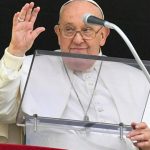Pope Francis Instagram - PT: Queridos irmãos e irmãs! Dois dias atrás, se celebrou o Dia Internacional da Mulher. Gostaria de dirigir um pensamento e expressar minha proximidade a todas as mulheres, especialmente àquelas cuja dignidade não é respeitada. Há ainda muito trabalho que cada um de nós deve fazer para que seja reconhecida concretamente a igualdade de dignidade das mulheres. São as instituições, sociais e políticas, que têm o dever fundamental de proteger e promover a dignidade de todo ser humano, oferecendo às mulheres, portadoras da vida, as condições necessárias para que possam acolher o dom da vida e assegurar a seus filhos uma existência digna. ES: Hace dos días celebramos el Día Internacional de la Mujer. Quisiera dirigir un pensamiento y expresar mi cercanía a todas las mujeres, especialmente a aquellas cuya dignidad no se respeta. Todavía nos queda mucho trabajo por hacer a cada uno de nosotros para que se reconozca concretamente la igual dignidad de la mujer. Son las instituciones, sociales y políticas, las que tienen el deber fundamental de proteger y promover la dignidad de todo ser humano, ofreciendo a las mujeres, portadoras de vida, las condiciones necesarias para poder acoger el don de la vida y asegurar a sus hijos una existencia digna. IT: Due giorni fa si è celebrata la Giornata internazionale della donna. Vorrei rivolgere un pensiero ed esprimere la mia vicinanza a tutte le donne, specialmente a quelle la cui dignità non viene rispettata. C’è ancora tanto lavoro che ciascuno di noi deve fare perché sia riconosciuta concretamente la pari dignità delle donne. Sono le istituzioni, sociali e politiche, che hanno il dovere fondamentale di proteggere e promuovere la dignità di ogni essere umano, offrendo alle donne, portatrici di vita, le condizioni necessarie per poter accogliere il dono della vita e assicurare ai figli un’esistenza degna.