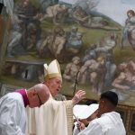 Pope Francis Instagram - EN: The voice of the Father, which in the #GospelOfTheDay proclaims: "You are my beloved Son" (Mk 1:11), reveals that Jesus is the Son of God. It recalls our own Baptism that immersed us in God's infinite embrace, filling us with the strength of His saving love. PT: A voz do Pai presente no #EvangelhoDeHoje: "Tu és o meu Filho Amado" (Mc 1,11) revela que Jesus é o Filho de Deus e também lembra-nos do nosso Batismo, o qual nos imergiu no abraço infinito de Deus, transmitindo-nos a força do seu amor salvador. ES: La voz del Padre que en el #EvangeliodeHoy proclama: «Tú eres mi Hijo amado» (Mc 1,11) nos revela que Jesús es el Hijo de Dios; y nos recuerda nuestro bautismo, que nos sumerge en el abrazo infinito de Dios y nos transmite la fuerza de su amor que salva. IT: La voce del Padre che nel #VangeloDiOggi proclama: «Tu sei il Figlio mio, l’amato» (Mc 1,11) rivela che Gesù è il Figlio di Dio e ricorda anche il nostro Battesimo, che ci immerge nell’abbraccio infinito di Dio, trasmettendoci la forza del suo amore che salva. FR: La voix du Père qui dans #Evangiledujour proclame : «Tu es mon Fils bien-aimé» (Mc, 1,11) révèle que Jésus est le Fils de Dieu et rappelle aussi notre baptême qui nous immerge dans l’étreinte infinie de Dieu, nous transmettant la force de son amour qui sauve. DE: Die Stimme des Vaters, die im #Evangeliumvonheute verkündet "Du bist mein geliebter Sohn " (Mk 1,11), offenbart, dass Jesus Gottes Sohn ist, und erinnert auch an unsere Taufe, die uns in die unendliche Umarmung Gottes eintaucht und uns die Kraft seiner rettenden Liebe vermittelt. PL: Głos Ojca, który w #EwangeliaDnia obwieszcza: „Ty jesteś moim synem umiłowanym” (Mk 1,11) objawia, że Chrystus jest Synem Bożym i mówi także o naszym chrzcie, który zanurza nas w nieskończonym objęciu Boga, przekazując nam moc swojej zbawczej miłości. Sistine Chapel