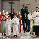 Pope Francis Instagram - EN: We entrust the new year to the #MotherOfGod. May we consecrate our lives to her. In her tenderness, she knows how to reveal its fullness, because she will lead us to Jesus, the fullness of time, of all ages. May this year be filled with the Lord's consolation. PT: Confiemos o novo ano à #MãedeDeus. Consagremos-lhe a nossa vida. Ela, com ternura, saberá revelar a sua plenitude. Porque nos levará a Jesus, plenitude dos tempos, de todos os tempos. Que este ano seja repleto da consolação do Senhor. ES: Encomendemos el nuevo año a la #MadredeDios. Consagrémosle nuestras vidas. Ella, con ternura, sabrá abrirlas a la plenitud. Porque nos conducirá a Jesús, plenitud del tiempo, de todos los tiempos. ¡Que este año esté colmado del consuelo del Señor! IT: Affidiamo il nuovo anno alla #MadrediDio. Consacriamole le nostre vite. Lei, con tenerezza, saprà dischiuderne la pienezza. Perché ci condurrà a Gesù, pienezza del tempo, di ogni tempo. Sia quest’anno pieno della consolazione del Signore. FR: Confions la nouvelle année à la #MèredeDieu. Consacrons-lui nos vies. Elle saura, avec tendresse, en dévoiler la plénitude. Car elle nous conduira à Jésus, plénitude du temps, de tous les temps. Que cette année soit pleine de la consolation du Seigneur. DE: Vertrauen wir das neue Jahr der #MutterGottes an. Weihen wir ihr unsere Leben. Sie wird deren Fülle mit Zärtlichkeit zu öffnen wissen. Denn sie wird uns zu Jesus, der Fülle der Zeit, jeglicher Zeit, führen. Dieses Jahr sei vom Trost des Herrn erfüllt. PL: Polecajmy nowy rok Matce Bożej. Poświęćmy jej nasze życie. Ona z czułością będzie potrafiła ujawnić jego pełnię. Ponieważ doprowadzi nas do Jezusa, pełni czasu, każdego czasu. Niech ten rok będzie pełen Pańskiego pocieszenia. Città Del Vaticano