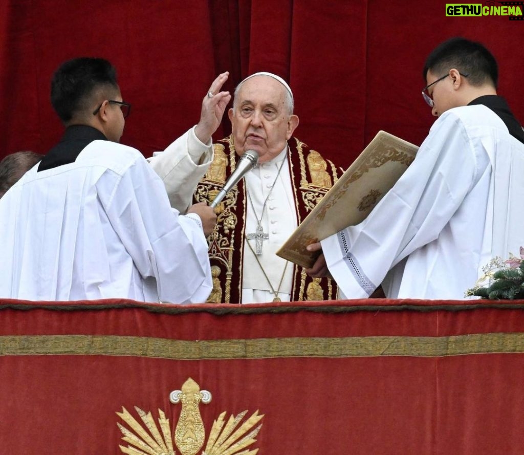 Pope Francis Instagram - EN: We are full of hope and trust as we realize that the Lord has been born for us; that the eternal Word of the Father, the infinite God, has made his home among us. He became flesh; he came “to dwell among us” (Jn 1:14). This is the good news that changed the course of history. Merry Christmas! PT: Enche-nos de confiança e esperança saber que o Senhor nasceu para nós; que a Palavra eterna do Pai, o Deus infinito, fixou a sua morada entre nós. Fez-Se carne, veio «habitar connosco» (Jo 1, 14): esta é a notícia que muda o curso da história. Feliz Natal! ES: Nos llena de confianza y esperanza saber que el Señor nació por nosotros; que la Palabra eterna del Padre, el Dios infinito, puso su morada entre nosotros; que se hizo carne, vino «y habitó entre nosotros» (Jn 1,14). Esta es la noticia que cambia el curso de la historia. ¡Feliz Navidad! IT: Ci riempie di fiducia e di speranza sapere che il Signore è nato per noi; che la Parola eterna del Padre, il Dio infinito, ha fissato la sua dimora tra noi. Si è fatto carne, è venuto «ad abitare in mezzo a noi» (Gv 1,14): ecco la notizia che cambia il corso della storia. Buon Natale! FR: Cela nous remplit de confiance et d'espérance de savoir que le Seigneur est né pour nous, que la Parole éternel du Père, le Dieu infini, a fixé sa demeure parmi nous. Il s'est fait chair, il est venu "habiter parmi nous" (Jn 1,14) : voilà la nouvelle qui change le cours de l'histoire. Joyeux Noël ! PL: Napełnia nas ufnością i nadzieją świadomość, że Pan narodził się dla nas, że odwieczne Słowo Ojca, nieskończony Bóg, zamieszkał pośród nas. Stał się ciałem, przyszedł by „zamieszkać wśród nas” (J 1, 14): to jest wiadomość, która zmienia bieg dziejów! Wesołych Świąt Bożego Narodzenia! DE: Es erfüllt uns mit Zuversicht und Hoffnung, zu wissen, dass der Herr für uns geboren ist; dass das ewige Wort des Vaters, der unendliche Gott, mitten unter uns Wohnung genommen hat. Er ist Fleisch geworden, er ist gekommen »und hat unter uns gewohnt« (Joh 1,14): Dies ist die Nachricht, die den Lauf der Geschichte verändert. Frohe Weihnachten! Vatican City