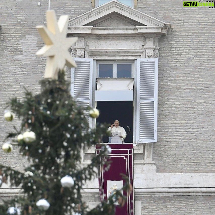 Pope Francis Instagram - EN: The #GospelOfTheDay (Lk 1:26-38) tells us about the way in which the Holy Spirit descends upon Mary: he acts like a gentle love that embraces, fertilizes, and guards, without resorting to violence, without harming freedom. ES: El #EvangelioDeHoy (Lc 1,26-38) presenta el modo en el que el Espíritu Santo desciende sobre María: actúa como un amor gentil que abraza, fecunda y custodia, sin violencia, sin herir la libertad. PT: O #EvangelhoDeHoje (Lc 1,26-38) apresenta o modo como o Espírito Santo desce sobre Maria: age como amor gentil que abraça, fecunda e protege, sem fazer violência, sem ferir a liberdade. IT: Il #VangeloDiOggi (Lc 1,26-38) presenta il modo in cui lo Spirito Santo discende su Maria: agisce come amore gentile che abbraccia, feconda e custodisce, senza fare violenza, senza ferire la libertà. FR: L'#ÉvangileDuJour (Luc 1,26-38) décrit la manière dont l'Esprit Saint descend sur Marie : il agit comme un amour doux qui embrasse, féconde et protège, sans recourir à la violence, sans porter atteinte à la liberté. DE: Das #EvangeliumVonHeute (Lk 1,26-38) zeigt uns die Art und Weise auf der der Heilige Geist auf Maria herabkommt: Er wirkt wie eine sanfte Liebe die umarmt, befruchtet und bewahrt, ohne Gewalt anzuwenden, ohne die Freiheit zu verletzen. Piazza San Pietro in Vaticano