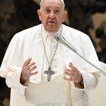 Pope Francis Instagram - PT: Continuemos a rezar pela grave situação em Israel e na Palestina. Paz, por favor, paz... Espero que a trégua em curso em Gaza continue, para que todos os reféns sejam libertados e ainda seja permitido o acesso à necessária ajuda humanitária. Eu conversei com eles da paróquia de lá, falta água, falta pão. As pessoas sofrem... As pessoas simples, as pessoas do povo sofrem, não sofrem aqueles que fazem a guerra. Peçamos a paz. Não esqueçamos, falando de paz, do querido povo ucraniano, que sofre tanto, ainda em guerra. A guerra é sempre uma derrota, todos perdem. Todos, não. Há um grupo que ganha muito: os fabricantes de armas. Esses ganham bem, com a morte dos outros. ES: Sigamos rezando por la grave situación en Israel y Palestina. Paz, por favor, paz. Espero que continúe la tregua en curso en Gaza, para que todos los rehenes sean liberados y se siga permitiendo el acceso a las ayudas humanitarias necesarias. He hablado con la parroquia de allí, no hay agua, no hay pan. La gente sufre. Sufre la gente sencilla, la gente del pueblo, no los que hacen la guerra. Pidamos la paz. Y no olvidemos, hablando de paz, al querido pueblo ucraniano, que tanto sufre, aún en guerra. La guerra es siempre una derrota. Todos pierden excepto los fabricantes de armas, que ganan mucho dinero con la muerte de los demás. FR: Nous continuons à prier pour la grave situation en Israël et en Palestine. La paix, s’il vous plaît, la paix... J’espère que la trêve en cours à Gaza se poursuivra, afin que tous les otages soient libérés et que l’accès à l’aide humanitaire nécessaire soit toujours autorisé. J’ai entendu la paroisse là-bas, il n’y a pas d’eau, il n’y a pas de pain. Les gens souffrent...Les gens simples, les gens du peuple souffrent, pas ceux qui font la guerre. Nous demandons la paix. N’oublions pas, en parlant de paix, le cher peuple ukrainien, qui souffre tant, toujours en guerre. La guerre, c’est toujours une défaite, tout le monde perd. Tout le monde ne perd pas, il y a un groupe qui gagne beaucoup: les fabricants d’armes. Ceux-là gagnent bien, en plus de la mort des autre.