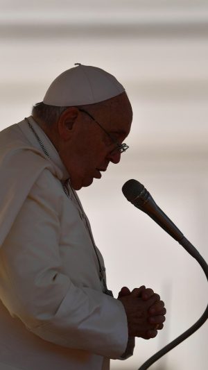 Pope Francis Instagram - PT: #RezemosJuntos pelas pessoas que sofrem com a guerra. Sofre-se tanto: sofrem as crianças, os doentes, os idosos e morrem muitos jovens. Não esqueçamos a martirizada Ucrânia e pensemos nos povos palestino e israelense: que o Senhor nos conduza a uma #paz justa.
 
ES: #OremosJuntos por los pueblos que padecen la guerra. Se sufre tanto: sufren los niños, los enfermos, los ancianos, y mueren muchos jóvenes. No olvidemos la martirizada Ucrania y pensemos en los pueblos palestino e israelí: que el Señor nos lleve a una #paz justa.
 
FR: #Prionsensemble pour les peuples qui souffrent de la guerre. Il y a tant de souffrances: les enfants souffrent, les malades, les anciens et des jeunes meurent. N’oublions pas l’Ukraine tourmentée et pensons aux palestiniens et israéliens : que le Seigneur amène à une #paixjuste
 
DE: #Betenwirgemeinsam für die kriegsgeplagten Völker. Es gibt viel Leid: Es leiden Kinder, Kranke, Ältere; viele junge Menschen sterben. Vergessen wir die Ukraine nicht und denken wir an das israelische und das palästinensische Volk: Der Herr führe uns zu einem gerechten #Frieden.