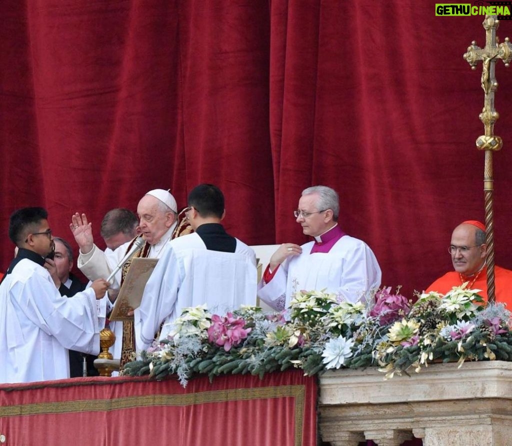 Pope Francis Instagram - EN: We are full of hope and trust as we realize that the Lord has been born for us; that the eternal Word of the Father, the infinite God, has made his home among us. He became flesh; he came “to dwell among us” (Jn 1:14). This is the good news that changed the course of history. Merry Christmas! PT: Enche-nos de confiança e esperança saber que o Senhor nasceu para nós; que a Palavra eterna do Pai, o Deus infinito, fixou a sua morada entre nós. Fez-Se carne, veio «habitar connosco» (Jo 1, 14): esta é a notícia que muda o curso da história. Feliz Natal! ES: Nos llena de confianza y esperanza saber que el Señor nació por nosotros; que la Palabra eterna del Padre, el Dios infinito, puso su morada entre nosotros; que se hizo carne, vino «y habitó entre nosotros» (Jn 1,14). Esta es la noticia que cambia el curso de la historia. ¡Feliz Navidad! IT: Ci riempie di fiducia e di speranza sapere che il Signore è nato per noi; che la Parola eterna del Padre, il Dio infinito, ha fissato la sua dimora tra noi. Si è fatto carne, è venuto «ad abitare in mezzo a noi» (Gv 1,14): ecco la notizia che cambia il corso della storia. Buon Natale! FR: Cela nous remplit de confiance et d'espérance de savoir que le Seigneur est né pour nous, que la Parole éternel du Père, le Dieu infini, a fixé sa demeure parmi nous. Il s'est fait chair, il est venu "habiter parmi nous" (Jn 1,14) : voilà la nouvelle qui change le cours de l'histoire. Joyeux Noël ! PL: Napełnia nas ufnością i nadzieją świadomość, że Pan narodził się dla nas, że odwieczne Słowo Ojca, nieskończony Bóg, zamieszkał pośród nas. Stał się ciałem, przyszedł by „zamieszkać wśród nas” (J 1, 14): to jest wiadomość, która zmienia bieg dziejów! Wesołych Świąt Bożego Narodzenia! DE: Es erfüllt uns mit Zuversicht und Hoffnung, zu wissen, dass der Herr für uns geboren ist; dass das ewige Wort des Vaters, der unendliche Gott, mitten unter uns Wohnung genommen hat. Er ist Fleisch geworden, er ist gekommen »und hat unter uns gewohnt« (Joh 1,14): Dies ist die Nachricht, die den Lauf der Geschichte verändert. Frohe Weihnachten! Vatican City