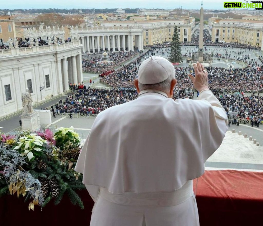 Pope Francis Instagram - EN: We are full of hope and trust as we realize that the Lord has been born for us; that the eternal Word of the Father, the infinite God, has made his home among us. He became flesh; he came “to dwell among us” (Jn 1:14). This is the good news that changed the course of history. Merry Christmas! PT: Enche-nos de confiança e esperança saber que o Senhor nasceu para nós; que a Palavra eterna do Pai, o Deus infinito, fixou a sua morada entre nós. Fez-Se carne, veio «habitar connosco» (Jo 1, 14): esta é a notícia que muda o curso da história. Feliz Natal! ES: Nos llena de confianza y esperanza saber que el Señor nació por nosotros; que la Palabra eterna del Padre, el Dios infinito, puso su morada entre nosotros; que se hizo carne, vino «y habitó entre nosotros» (Jn 1,14). Esta es la noticia que cambia el curso de la historia. ¡Feliz Navidad! IT: Ci riempie di fiducia e di speranza sapere che il Signore è nato per noi; che la Parola eterna del Padre, il Dio infinito, ha fissato la sua dimora tra noi. Si è fatto carne, è venuto «ad abitare in mezzo a noi» (Gv 1,14): ecco la notizia che cambia il corso della storia. Buon Natale! FR: Cela nous remplit de confiance et d'espérance de savoir que le Seigneur est né pour nous, que la Parole éternel du Père, le Dieu infini, a fixé sa demeure parmi nous. Il s'est fait chair, il est venu "habiter parmi nous" (Jn 1,14) : voilà la nouvelle qui change le cours de l'histoire. Joyeux Noël ! PL: Napełnia nas ufnością i nadzieją świadomość, że Pan narodził się dla nas, że odwieczne Słowo Ojca, nieskończony Bóg, zamieszkał pośród nas. Stał się ciałem, przyszedł by „zamieszkać wśród nas” (J 1, 14): to jest wiadomość, która zmienia bieg dziejów! Wesołych Świąt Bożego Narodzenia! DE: Es erfüllt uns mit Zuversicht und Hoffnung, zu wissen, dass der Herr für uns geboren ist; dass das ewige Wort des Vaters, der unendliche Gott, mitten unter uns Wohnung genommen hat. Er ist Fleisch geworden, er ist gekommen »und hat unter uns gewohnt« (Joh 1,14): Dies ist die Nachricht, die den Lauf der Geschichte verändert. Frohe Weihnachten! Vatican City