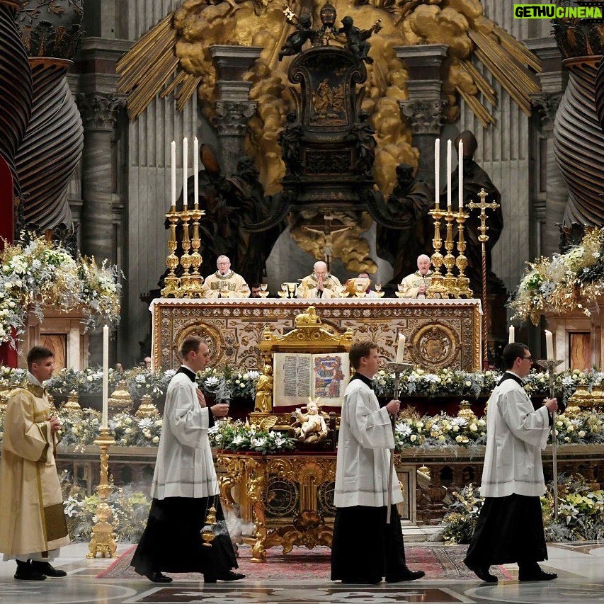 Pope Francis Instagram - EN: Tonight, our hearts are in Bethlehem, where the Prince of Peace is once more rejected by the futile logic of war, by the clash of arms that even today prevents him from finding room in the world. #Christmas ES: Nuestros corazones están esta noche en Belén, donde el Príncipe de la paz aún es rechazado por la lógica perdedora de la guerra, con el rugir de las armas que también hoy le impiden encontrar alojamiento en el mundo. #Navidad PT: Nesta noite, o nosso coração está em Belém, onde o Príncipe da Paz ainda é rejeitado pela lógica perdedora da guerra, com o estrondo das armas que ainda hoje O impede de encontrar alojamento no mundo. #Natal IT: Il nostro cuore stasera è a Betlemme, dove ancora il Principe della pace viene rifiutato dalla logica perdente della guerra, con il ruggire delle armi che anche oggi gli impedisce di trovare alloggio nel mondo. #Natale FR: Notre cœur, ce soir, est à Bethléem, où le Prince de la paix est encore rejeté par la logique perdante de la guerre, avec le fracas des armes qui, aujourd'hui encore, l’empêche de trouver une place dans le monde. #Noël DE : Unser Herz ist heute Abend in Betlehem, wo der Friedensfürst noch immer von der zum Scheitern verurteilten Logik des Krieges zurückgewiesen wird, vom Lärm der Waffen, der ihn auch heute daran hindert, in der Welt eine Herberge zu finden. #Weihnachten PL : Nasze serce jest dzisiejszego wieczoru w Betlejem, gdzie Książę pokoju jest nadal odrzucany przez przegrywającą logikę wojny, z hukiem broni, która także dziś nie pozwala Mu znaleźć miejsca na świecie. #BożeNarodzenie Basilica di San Pietro in Vaticano