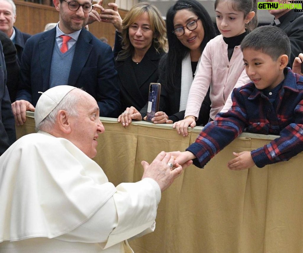 Pope Francis Instagram - EN: Christmas Greetings to the Roman Curia and Vatican employees and their families. PT: Felicitações de Natal à Cúria Romana e aos funcionários do Vaticano com seus familiares. ES: Felicitaciones navideñas a la Curia Romana y a los empleados del Vaticano y sus familias. IT: Auguri natalizi della Curia Romana e dei dipendenti vaticani e le loro famiglie. FR: Vœux de Noël de la Curie romaine et des employés du Vatican et de leurs familles. Vatican City