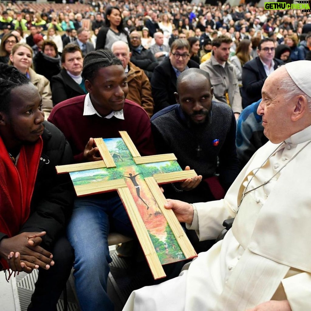 Pope Francis Instagram - EN: In these final days of #Advent, I invite you to prepare to welcome the Child Jesus in joy and simplicity of heart, through prayer, participation in the sacraments, and charitable deeds. #GeneralAudience PT: Nestes últimos dias do #Advento, convido-vos a preparar-vos para acolher o Menino Jesus com alegria e simplicidade de coração, por meio da oração, da participação nos sacramentos e das obras de caridade. #AudiênciaGeral ES: En estos últimos días del #Adviento, los invito a prepararse para recibir al Niño Jesús con alegría y sencillez de corazón, por medio de la oración, la participación en los sacramentos y las obras de caridad. #AudienciaGeneral IT: In questi ultimi giorni di #Avvento, vi invito a prepararvi ad accogliere Gesù Bambino con gioia e semplicità di cuore, attraverso la preghiera, la partecipazione ai sacramenti e le opere di carità. #UdienzaGenerale FR: En ces derniers jours de l'#Avent, je vous invite à vous préparer à accueillir l'Enfant Jésus avec joie et simplicité de cœur, par la prière, la participation aux sacrements et les œuvres de charité. #AudienceGénérale PL: PL: W te ostatnie dni Adwentu zachęcam was, byście przygotowali się na przyjęcie Dzieciątka Jezus z radością i prostotą serca poprzez modlitwę, przystępowanie do sakramentów i uczynki miłosierdzia. #AudiencjaOgólna #Adwent DE: In diesen letzten Tagen des #Advents lade ich euch ein, euch darauf vorzubereiten, das Jesuskind mit frohem und einfachem Herzen aufzunehmen - durch das Gebet, die Teilnahme an den Sakramenten und Werke der Nächstenliebe. #Generalaudienz Vatican City