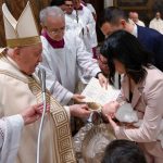 Pope Francis Instagram - EN: The voice of the Father, which in the #GospelOfTheDay proclaims: "You are my beloved Son" (Mk 1:11), reveals that Jesus is the Son of God. It recalls our own Baptism that immersed us in God's infinite embrace, filling us with the strength of His saving love. PT: A voz do Pai presente no #EvangelhoDeHoje: "Tu és o meu Filho Amado" (Mc 1,11) revela que Jesus é o Filho de Deus e também lembra-nos do nosso Batismo, o qual nos imergiu no abraço infinito de Deus, transmitindo-nos a força do seu amor salvador. ES: La voz del Padre que en el #EvangeliodeHoy proclama: «Tú eres mi Hijo amado» (Mc 1,11) nos revela que Jesús es el Hijo de Dios; y nos recuerda nuestro bautismo, que nos sumerge en el abrazo infinito de Dios y nos transmite la fuerza de su amor que salva. IT: La voce del Padre che nel #VangeloDiOggi proclama: «Tu sei il Figlio mio, l’amato» (Mc 1,11) rivela che Gesù è il Figlio di Dio e ricorda anche il nostro Battesimo, che ci immerge nell’abbraccio infinito di Dio, trasmettendoci la forza del suo amore che salva. FR: La voix du Père qui dans #Evangiledujour proclame : «Tu es mon Fils bien-aimé» (Mc, 1,11) révèle que Jésus est le Fils de Dieu et rappelle aussi notre baptême qui nous immerge dans l’étreinte infinie de Dieu, nous transmettant la force de son amour qui sauve. DE: Die Stimme des Vaters, die im #Evangeliumvonheute verkündet "Du bist mein geliebter Sohn " (Mk 1,11), offenbart, dass Jesus Gottes Sohn ist, und erinnert auch an unsere Taufe, die uns in die unendliche Umarmung Gottes eintaucht und uns die Kraft seiner rettenden Liebe vermittelt. PL: Głos Ojca, który w #EwangeliaDnia obwieszcza: „Ty jesteś moim synem umiłowanym” (Mk 1,11) objawia, że Chrystus jest Synem Bożym i mówi także o naszym chrzcie, który zanurza nas w nieskończonym objęciu Boga, przekazując nam moc swojej zbawczej miłości. Sistine Chapel