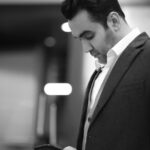 Pouria Poursorkh Instagram - . بعضى وقتا به خودت مياي ..ميبيني چقدر دور و برت پر شده از آدمايي كه نه تنها بود و نبودشون تو زندگيت تأثيرى نداره ...بلكه مانع پيشرفتت ميشن...با حرفهاشون ...با انرژي شون ...يه جورايي بايد خلاص شد از اين آدمها...براشون آرزوى سربلندى كرد و ازشون دورشد...يه نگاه به تلفن و اينستاتون بندازيد...پر ه از اسم و مشخصات اين جور آدمها...دكورى ...الكى... . دم همه اونايي گرم كه #رفيق ن حتى اگه دور باشن ازت، حتى وقتى نباشن و نبينيشون 🤍