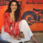 Pragya Jaiswal Instagram - Perfect weather to pick up a book 📚 What are you currently reading?