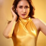 Pragya Jaiswal Instagram – Giving golden hour 🤌🏻💛✨

For @amazonprime celebrations last night : 
Outfit @saulee
Earrings @voycejewellery
Footwear @oceedeeshoes
 
Makeup @mua_aanchalkhanna 
Hair @hairbyzeba 

Styled by @anshikaav
Assisted by @bhatia_tanisha
Shot by @kaasastudio