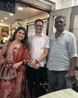 Prajakta Mali Instagram - About 3 days ago…
#latepost
.
साई भंडारा - विरार..
.
Glad, I got the opportunity to have great conversation with @govinda_herono1, Bhai, Appa Thakur, @uttungthakur and Thakur family. 
.
#gratitude #prajakttamali @😇