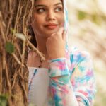 Pranika Dhakshu Instagram - பொட்டு வைத்த ஒரு வட்டநிலா …!!!! 🌙🌼🍃 Artist - @pranikadhakshu Costumes - @ival.amali Photographer - @camerasenthil Makeup - @anjusartistry Shoot Organized by @rrajeshananda . . #pranikadhakshu #zara #idhayam #pottuvaithaoruvattanila #trending #onesidedlove