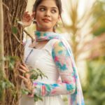 Pranika Dhakshu Instagram - கண்மணி அன்போடு காதலி……!!!🤍🍃 Artist - @pranikadhakshu Costumes - @ival.amali Photographer - @camerasenthil Makeup - @anjusartistry Shoot Organized by @rrajeshananda . . #pranikadhakshu #zara #guna #kanmani #kanmanianbodukadhalan #manjummalboys