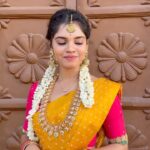 Pranika Dhakshu Instagram - YAARU ANTHA PONNU….!!!! 🌼🍃 Saree : @zaara_studio Blouse @vmakeu_designer_blouses Beautiful jewellery @new_ideas_fashions . . . #pranikadhakshu #zara #bringcharu #charu #sandhiyaraagam #zeetamil @zeetamizh #traditional #yellowsaree #bridal #jewelry #love