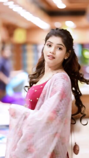Pranika Dhakshu Instagram - அவள் ..!!! ❤️

#pranikadhakshu #selflove #love