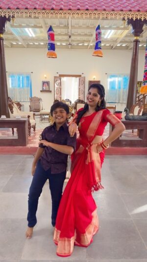 Pranika Dhakshu Instagram - Again with my cutie pie @thiyan_jackie_ 🫂
.
.
#pranikadhakshu #sneha #oldsongs #trendingreels #zeetamil #sandhyaragam