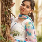Pranika Dhakshu Instagram - கண்மணி அன்போடு காதலி……!!!🤍🍃 Artist - @pranikadhakshu Costumes - @ival.amali Photographer - @camerasenthil Makeup - @anjusartistry Shoot Organized by @rrajeshananda . . #pranikadhakshu #zara #guna #kanmani #kanmanianbodukadhalan #manjummalboys