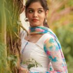 Pranika Dhakshu Instagram - கண்மணி அன்போடு காதலி……!!!🤍🍃 Artist - @pranikadhakshu Costumes - @ival.amali Photographer - @camerasenthil Makeup - @anjusartistry Shoot Organized by @rrajeshananda . . #pranikadhakshu #zara #guna #kanmani #kanmanianbodukadhalan #manjummalboys