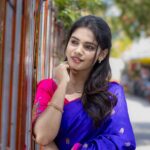 Pranika Dhakshu Instagram - அம்மாச்சி சேலையில் ஒரு மயிலாப்பூர் மாமி…!!!! Wearing my Ammachi saree for today..!!! Today is a special day and i wore my grandmother’s saree . one of the few that i selected from her Alammari..!!!! I feel like a “CHAMATHU PONNU” in #Ammachisaree Draping a vintage single side border purple & pink border Kanchivaram silk saree…!!! As I stepped out, Enga Veetu Mahalakshmi, Annapoorani (My AMMACHI) said , “MAHALAKSHMI MATHIRI IRUKKA Dii “ With so much excitement and sparkle in her eyes..!!! ஒவ்வொரு சேலையும் ஒரு கதை சொல்லும்…நானும் கதை சொல்கிறேன் எங்கள் வீட்டு கதை சொல்லியாய்….!!! பாதி கிழிந்த இதழை ஒவ்வொரு பக்கமாய்ப் புரட்டி அ ,ஆ , இ எனச் சொல்லும் அம்மாச்சியின் சிறு குழந்தையாய் நான்!!! ஒரு சொல் கவிதைக்கு அவள் ஏகப் பொருத்தம் !!! அவள் முகவரி தான் எங்கள் முகவரி என்ற அடையாளமே போதுமானதாக இருக்கும் அவள் அறிமுகத்திற்கு..!!! கூப்பிடு தூரமென்றாலும் கோடை விடுமுறைக்கு மட்டும்தான் அம்மாச்சி வீட்டுக்கு..!!! கொஞ்சம் அன்புக்காக எனது சிறு புன்னகைக்காக ஜீவனுக்குள் பாசத்தின் ஜென்மத்தைப் பதுக்கியவள் அவள்..!!! அவள் எங்க வீட்டு அன்னபூரணி !!! எனக்குத் தெரிந்து அம்மாச்சியின் நெடும் பயண தூரமே வாசலுக்கும் சமையலறைக்கும் இடைப்பட்ட தூரம் தான்..!!! எங்களுக்கு என்ன பிடிக்கும் என்பதை யோசித்தே , சமையல் கட்டிலேயே மங்கிப் போகும் அவளது மாலைப் பொழுதுகள் இன்று வரை…!!! இந்த உலகின் ஆகச்சிறந்த அன்னபூரணி அவள் !!! விளையாட்டாக , சாப்பிடும் போது வயிறு நிறையவில்லை என்பதை , “இன்னும் பொட்டிக்கூடை வரவில்லை” என்று!!! அன்பாக ❤️ அஞ்சறைப் பெட்டியிலும் எங்கள் அன்பில் மட்டும் கரைந்து போவாள்!! கடுகு டப்பாவில் வைத்திருக்கும் சில்லறை காசு தான் எங்கள் வீட்டு பெரும் கடனை கூட சாதாரணமாக்கியது!!! வழியைத் தொலைத்தவளாய் நின்ற போது , “ வாழ ஆயிரம் வழி இருக்குடா” என்று வாழ்வியல் நம்பிக்கை விதை ஊன்றியவள்..!!! புடவையில் அவள் வாசனை உணர்கிறேன்…!!! அடுத்த பிறவி இருந்தால் என் தாயோடு நானும் சேயாய் பிறப்பேன்!!! வானமும் பூமியும் அளந்திடாத பாசக்காரி அவள்!!! Luv u AMMACHI ❤️✨ #pranikadhakshu #ammachi #saree #traditional #kanchipuramsaree #grandmothersaree #grandmasaree