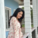 Pranika Dhakshu Instagram - Munbe vaaaa..!!!🌸🫶 Beautiful outfit from @chakrabortymukta #pranikadhakshu #charu #sandhiyaraagam #zeetamil #anarkali