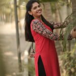Pranika Dhakshu Instagram - Be so busy loving your life that have no time for hate , regrets or tears :) . . Costume : @vino_outfits thanks a lots for amazing tops nd especially I love the quality ✨ . . #pranikadhakshu #durga #meenakshiponnunga #zeetamil #serial #love #joemovie #songs Chennai, India