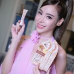 Preechaya Pongthananikorn Instagram - ใครที่ชอบทำสีผม ทำเคมี จัดแต่งทรงผมบ่อย แบบไอซ์ แล้วมีปัญหาหนังศีรษะแห้ง ลอก คัน หรือมีปัญหาผมร่วง ต้องลองค่ะ ตัวนี้ทางแบรนด์ Skinista ออกมาใหม่นะจ้ะ เค้าแนะนำให้ลองง !! 💕 #skinista ออกมาใหม่ #เซรั่มออร์แกนิคRejuhair @skinista_th 💕