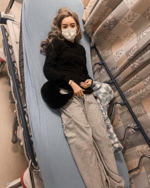 Preechaya Pongthananikorn Instagram - HAPPY ( Im sick 🤢🤒🤧on ) NEW YEAR 🎉🎈🎊✨🇺🇸 🗽From New York hope y'll have a great one #ป่วยข้ามปี 
ไปเลยสิคะ ฉลองข้ามปีที่ ร.พ เล้ย 

Happy happy na ทุกคน 
หมอบอกว่า weather shock เพราะมีเสื้อ 1 ตัว เพราะกระเป๋าดีเลย์ อยู่กับเสื้อ 1 ตัวสามวัน Thats Why!! ป่วยจนถึงตอนนี้เลยเน้อ รักษาสุขภาพกันด้วยนะทุกคน ขอให้ปีนี้เป็นปีที่ดีของทุกๆคนนะคะ 🤍🥰☺️ #sick #hospital #newyear